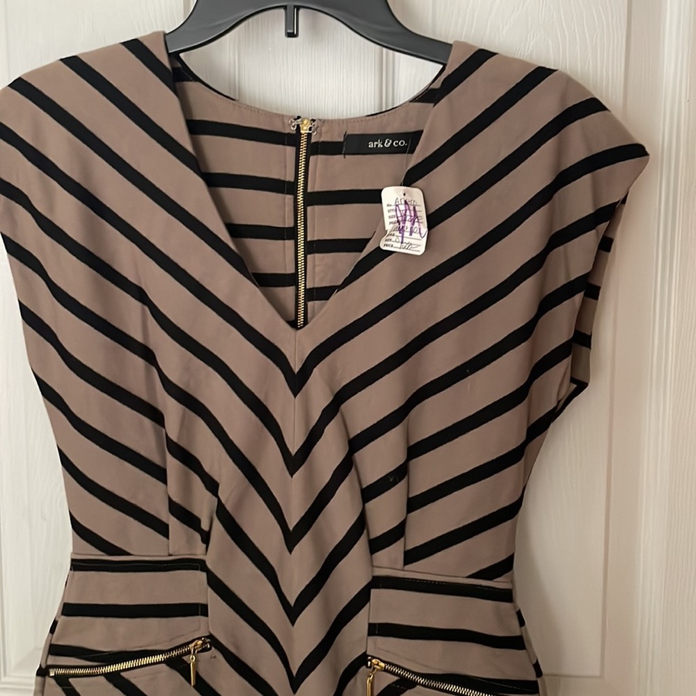 NEW with tags Ark & Co fabulous dress size small. Stunning!! - Picture 3 of 10